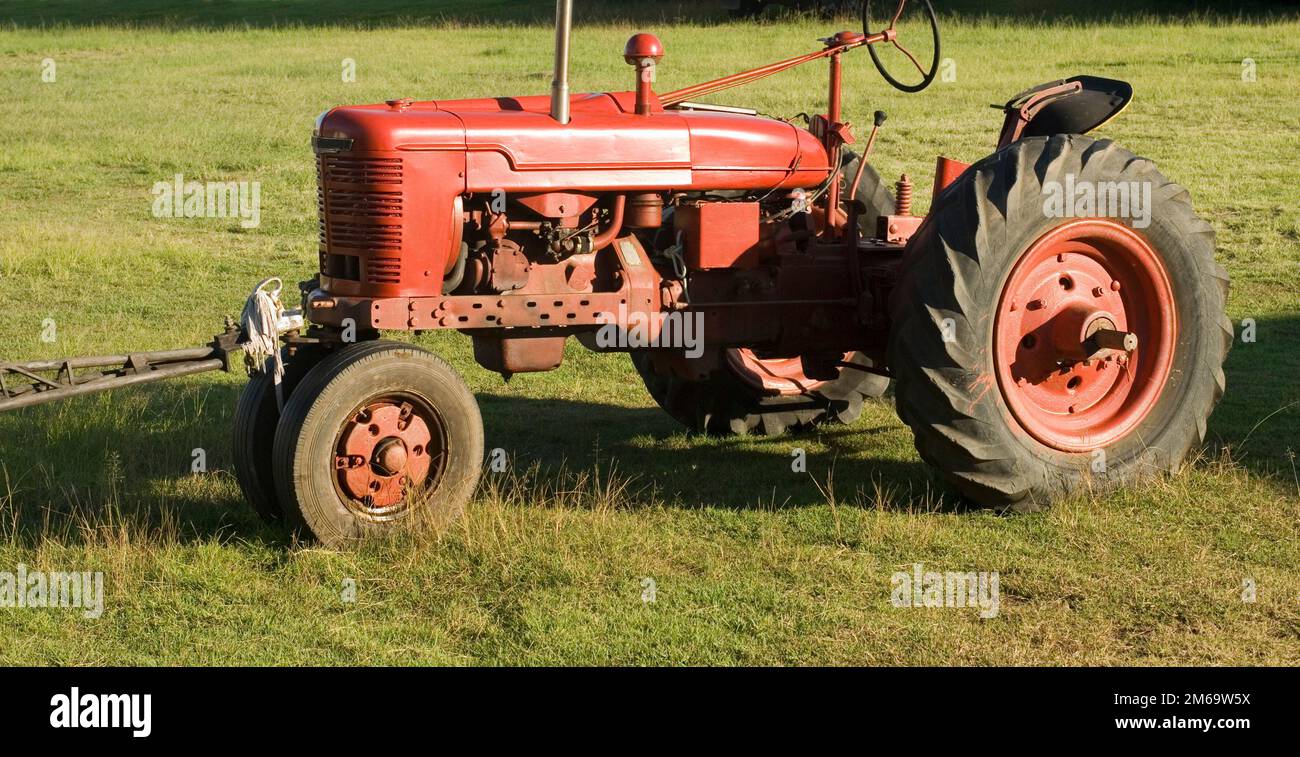 Gros Plan D'un Phare Sur Un Vieux Tracteur Rouge Rouillée Banque D'Images  et Photos Libres De Droits. Image 34228259