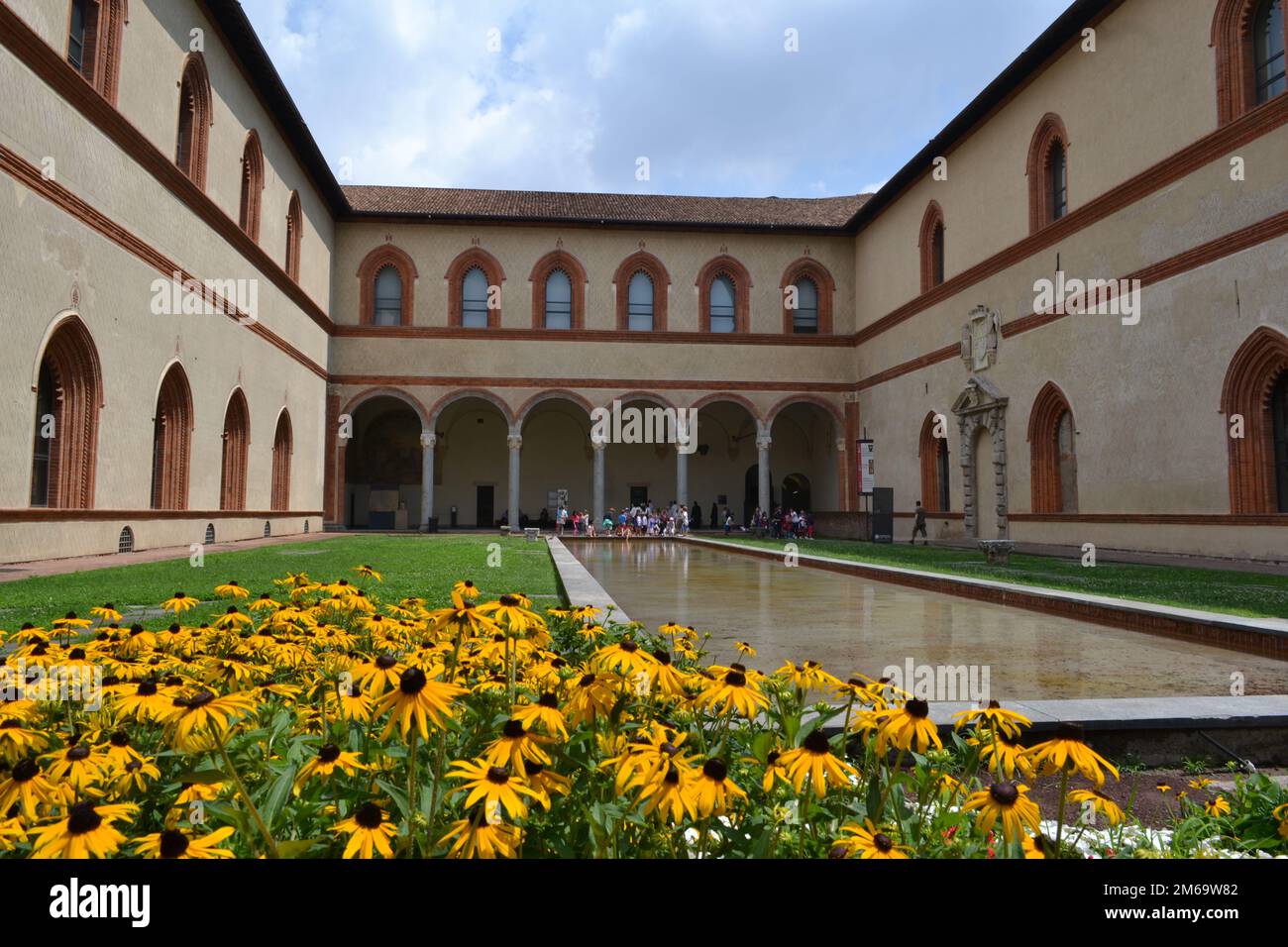 Vue panoramique sur le magnifique jardin de la cour ducale appelée Cortile delle Armi du complexe du musée civique du château de Sforza. Banque D'Images