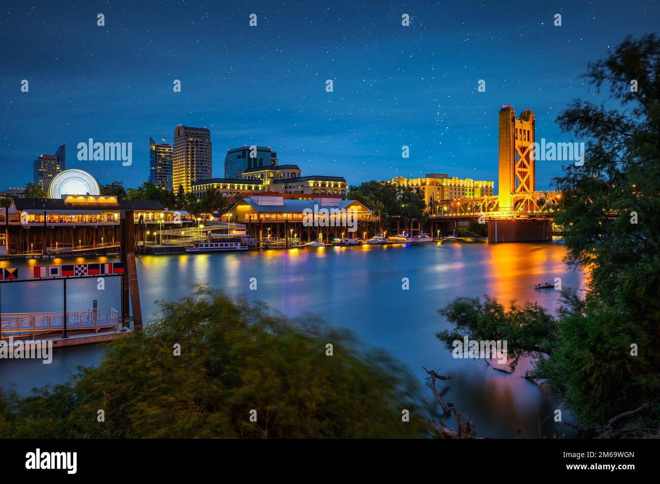 Tower Bridge et Sacramento River à Sacramento, Californie, capturés la nuit Banque D'Images
