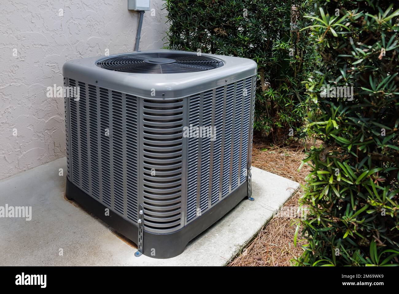 Climatiseur HVAC moderne sur une dalle de béton à l'extérieur de la maison. Banque D'Images