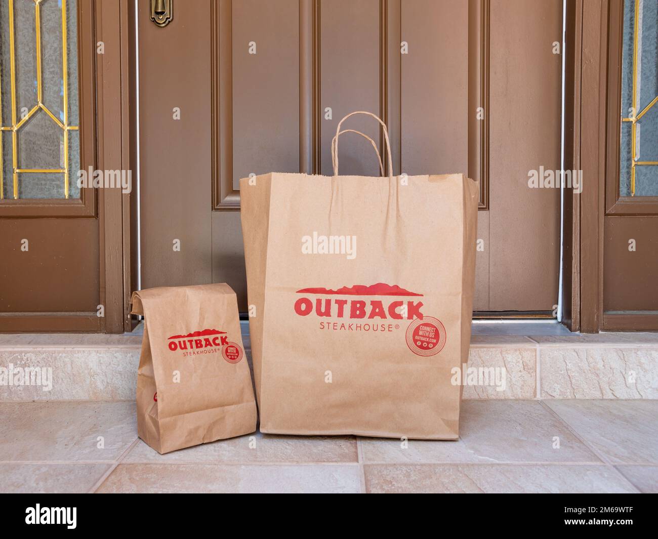 Outback Steakhouse commande de nourriture à emporter livrée à la porte de la maison. Banque D'Images