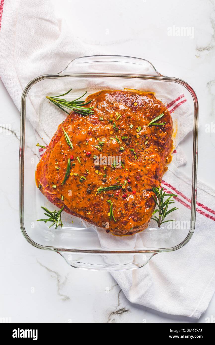 Steak de flanc mariné classique dans un bol sur une table de cuisine blanche Banque D'Images