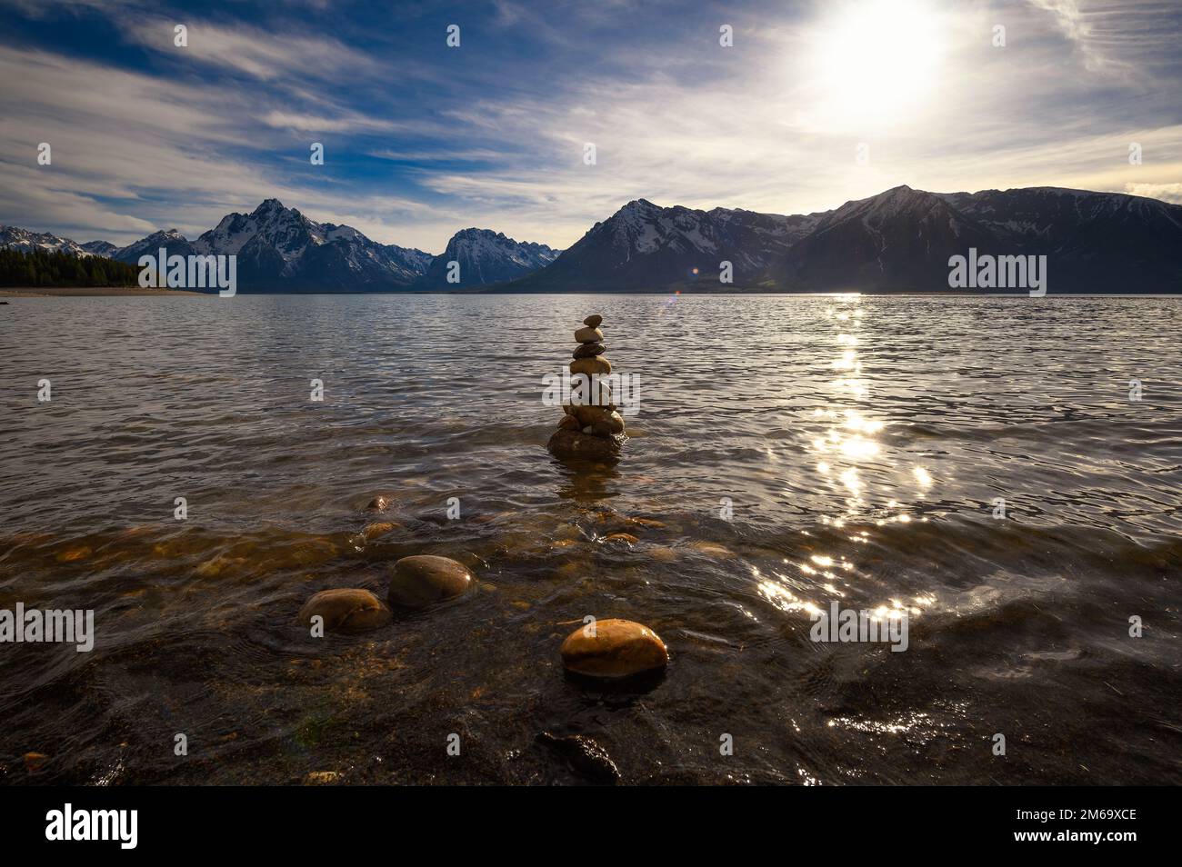 Pyramide de roche équilibrée au lac Jackson au coucher du soleil, Wyoming, États-Unis Banque D'Images