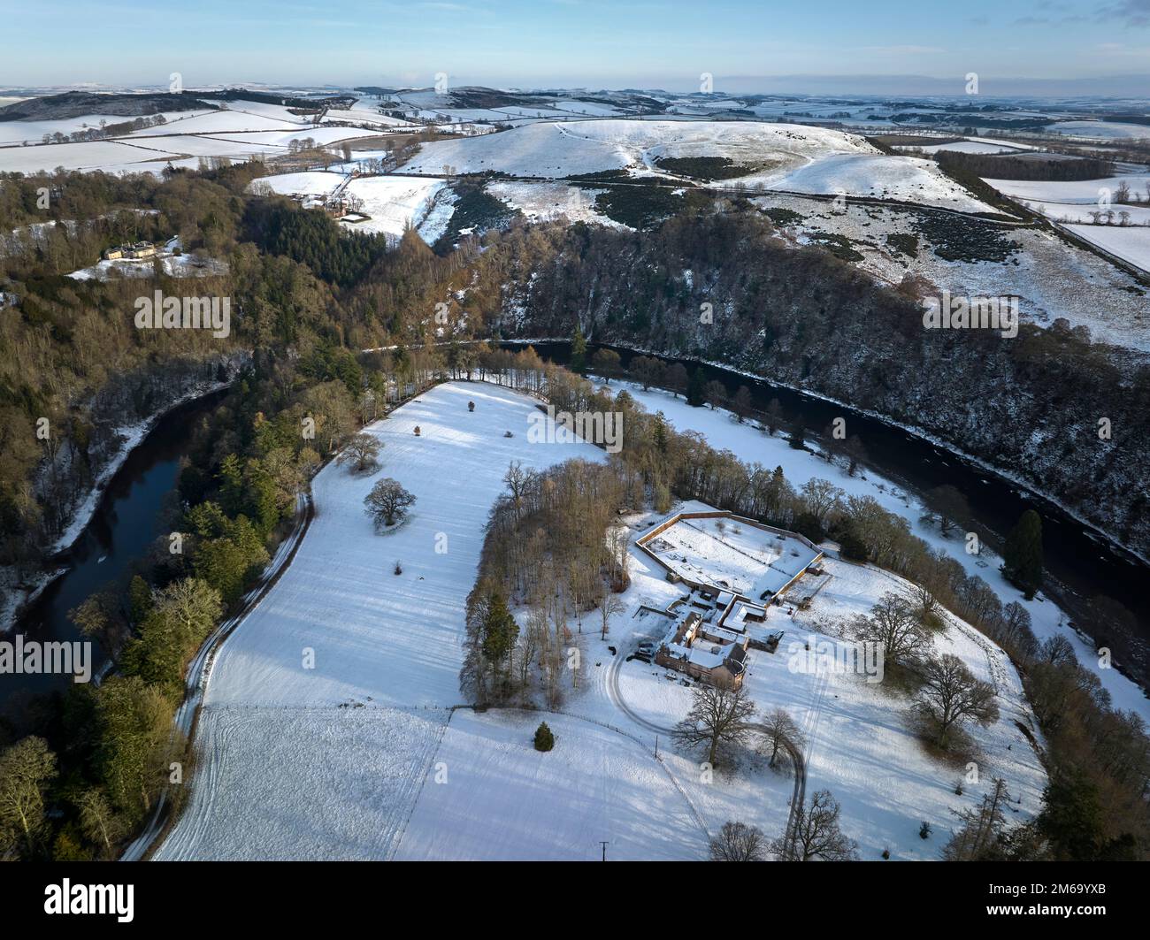 Vue aérienne d'Old Melrose en regardant vers Scott's View lors d'une belle journée d'hiver en décembre. Banque D'Images