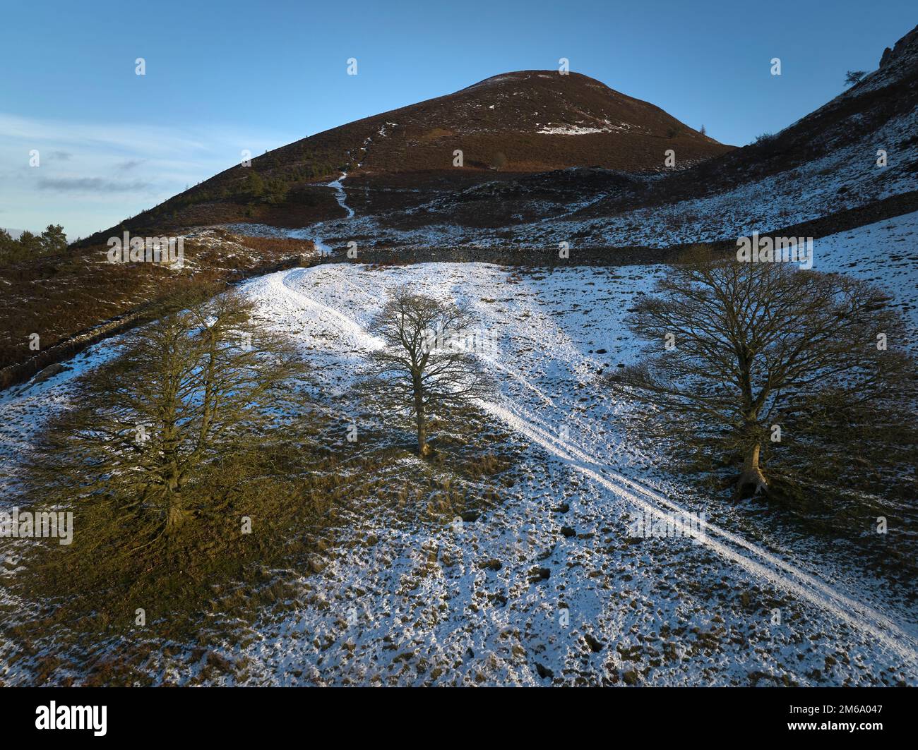 Vue aérienne du chemin menant au sommet des Eildons lors d'une belle journée d'hiver en décembre. Banque D'Images
