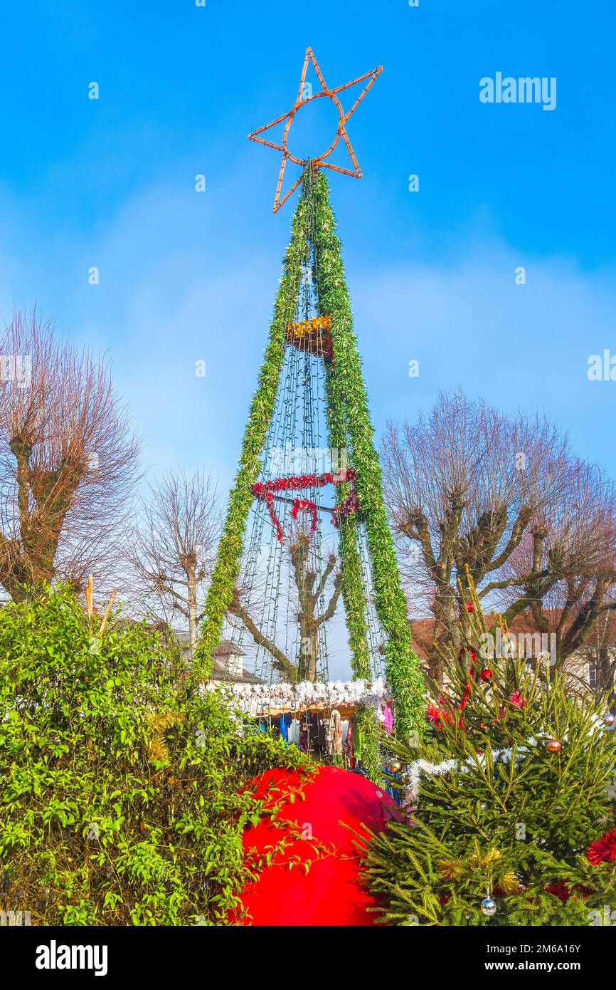 Décorations alternatives pour arbres de Noël sur place du marché, la Roche Posay, Vienne (86), France. Banque D'Images