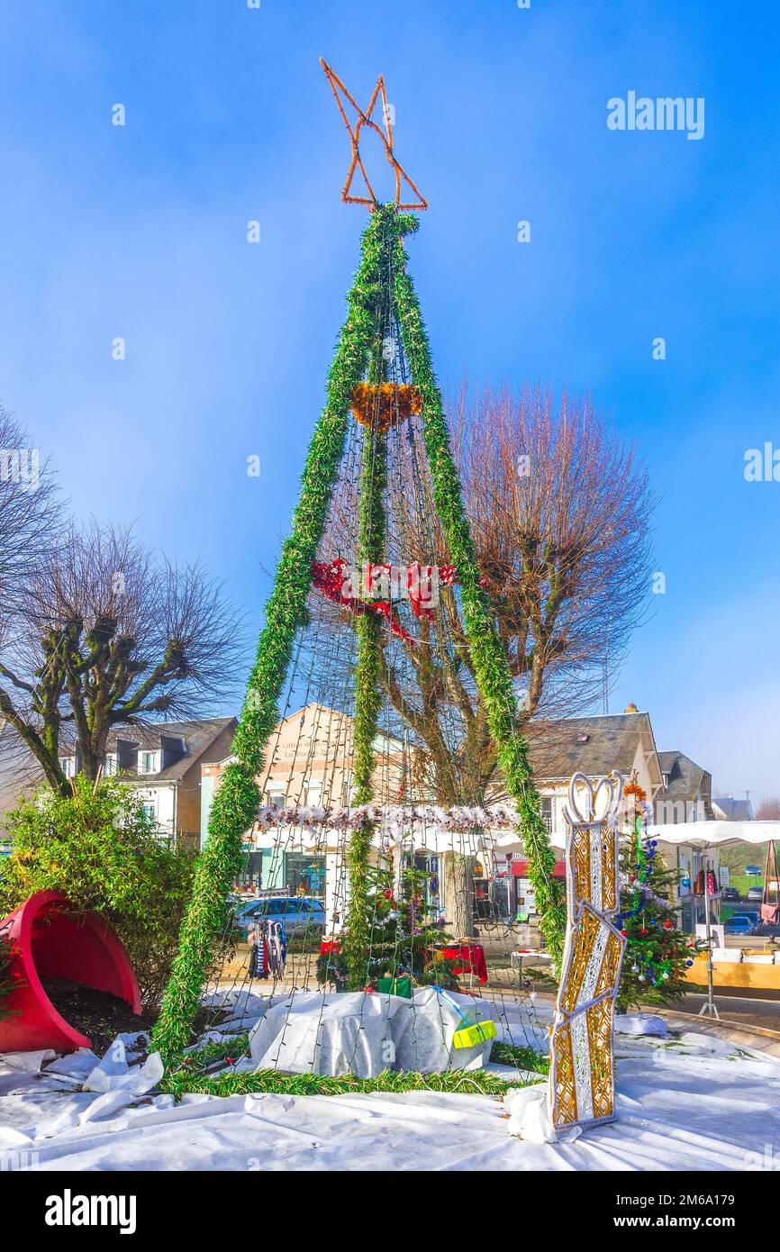 Décorations alternatives pour arbres de Noël sur place du marché, la Roche Posay, Vienne (86), France. Banque D'Images
