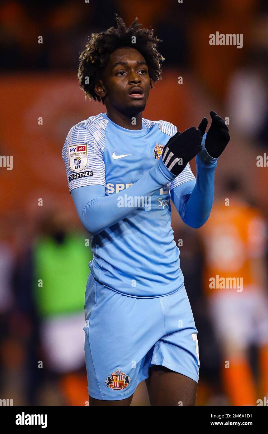 Abdoullah Ba de Sunderland applaudit les fans après le match du championnat Sky Bet à Bloomfield Road, Blackpool. Date de la photo: Dimanche 1 janvier 2023. Banque D'Images