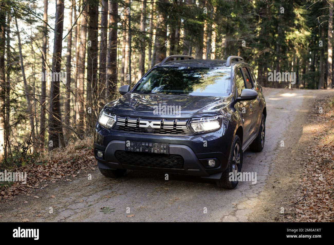 Borovets, Bulgarie - 30 décembre 2022: Profondeur de champ peu profonde (mise au point sélective) détails avec la nouvelle voiture Dacia Duster. Banque D'Images