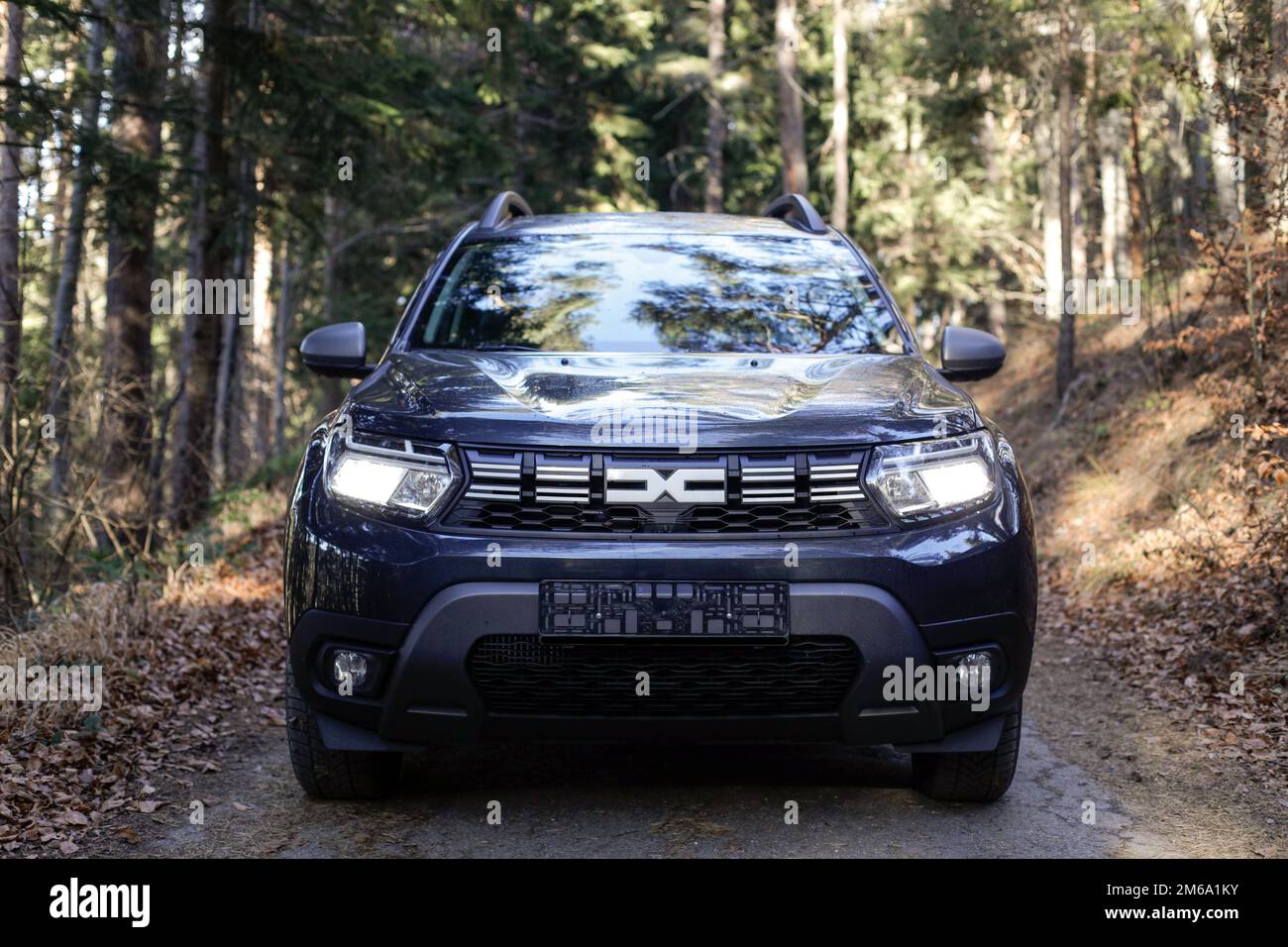 Borovets, Bulgarie - 30 décembre 2022: Profondeur de champ peu profonde (mise au point sélective) détails avec la nouvelle voiture Dacia Duster. Banque D'Images