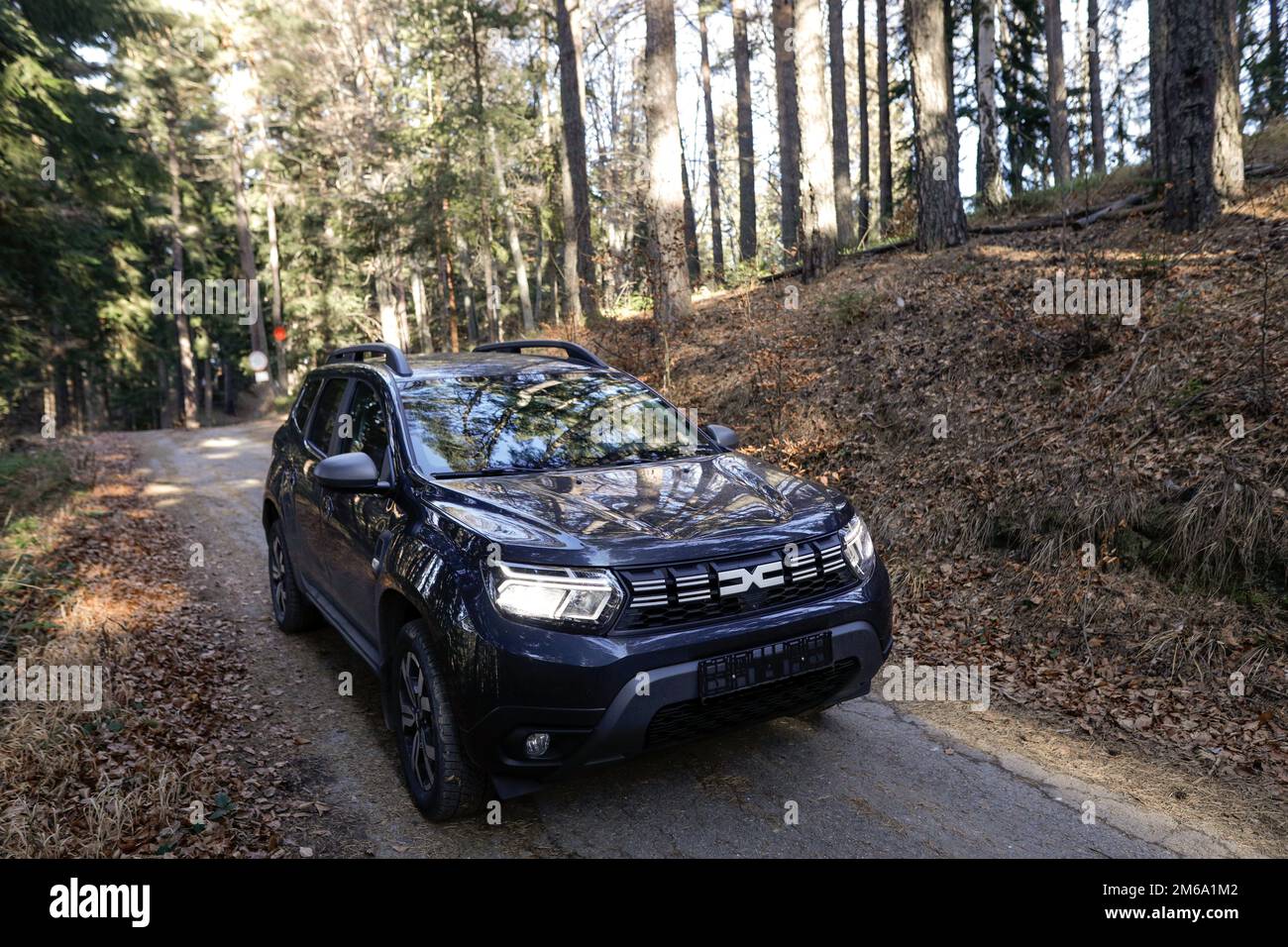 Borovets, Bulgarie - 30 décembre 2022: Profondeur de champ peu profonde (mise au point sélective) détails avec la nouvelle voiture Dacia Duster. Banque D'Images