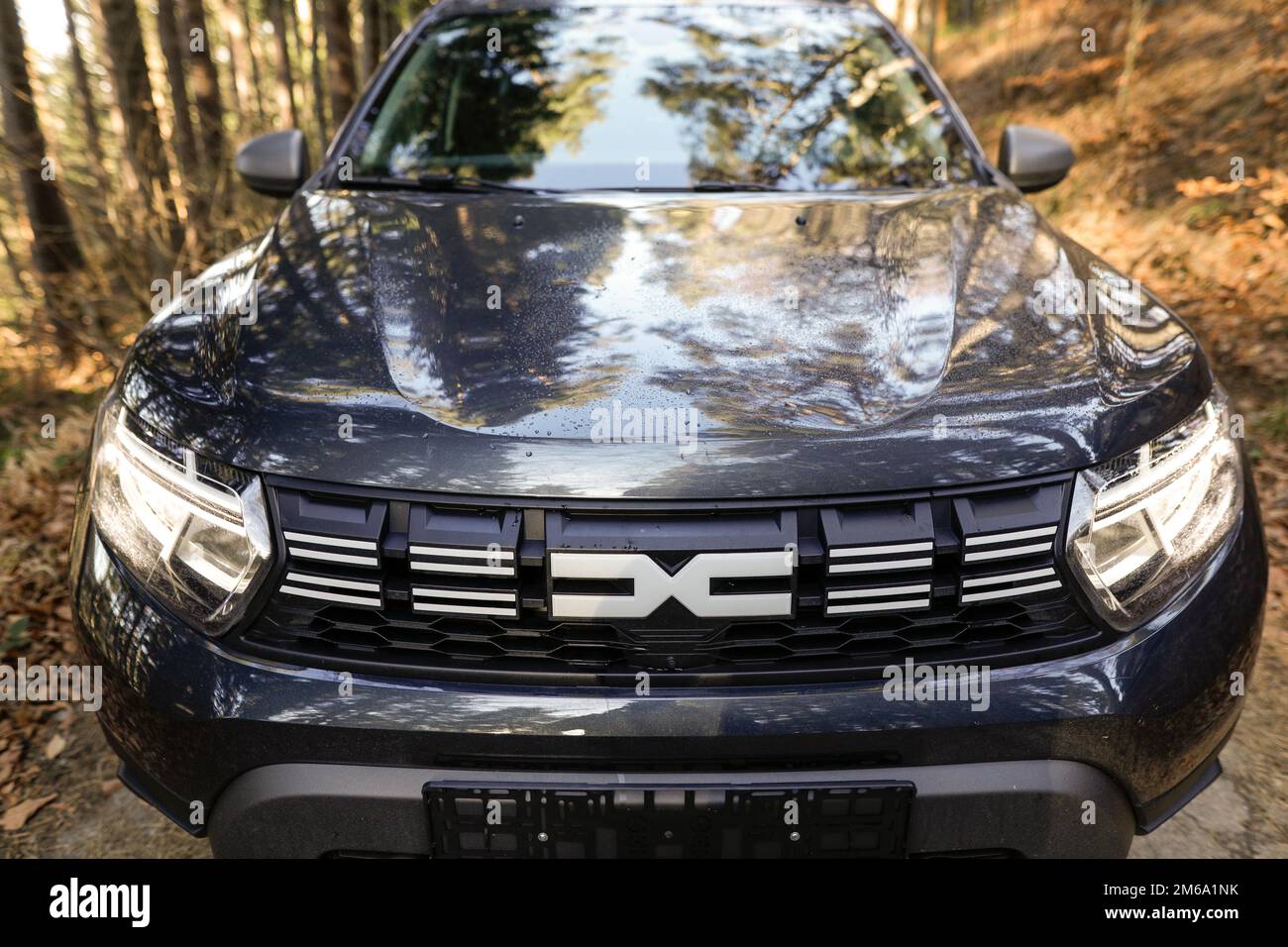 Borovets, Bulgarie - 30 décembre 2022: Profondeur de champ peu profonde (mise au point sélective) détails avec la nouvelle voiture Dacia Duster. Banque D'Images