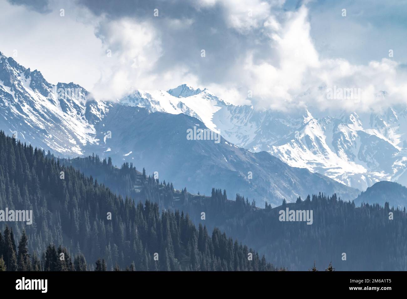 Vue sur le paysage de montagne enneigé en journée de sumer Banque D'Images