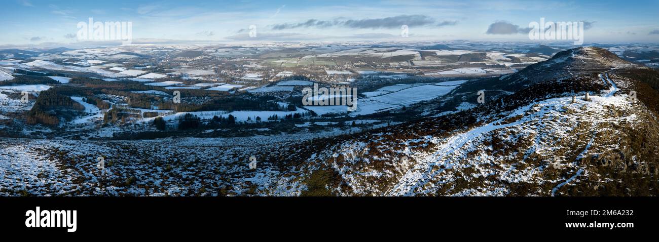 Panorama aérien depuis le sommet du Moyen-Eildon en direction du nord vers Melrose et les frontières écossaises enneigées. Banque D'Images