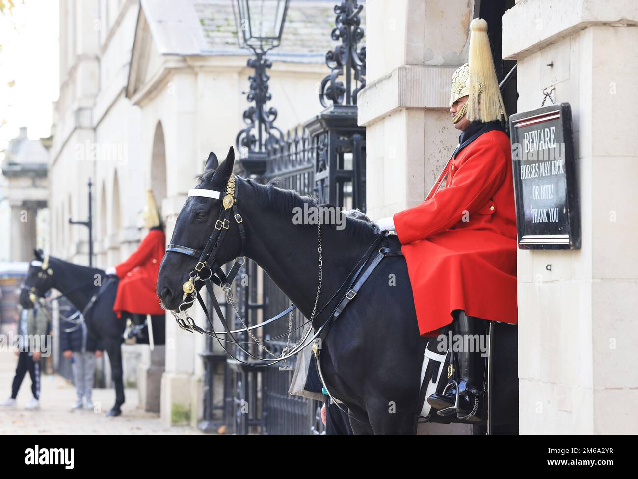 Un gardien de chevaux devant l'entrée de Horse Guards Parade sur Whitehall, Londres, Royaume-Uni Banque D'Images