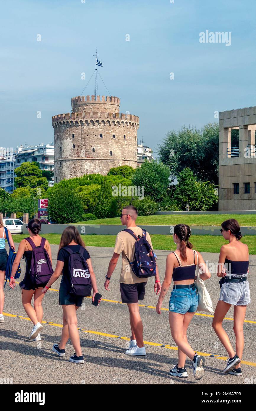 Touristes en face de la Tour Blanche;Thessalonique Grèce Banque D'Images