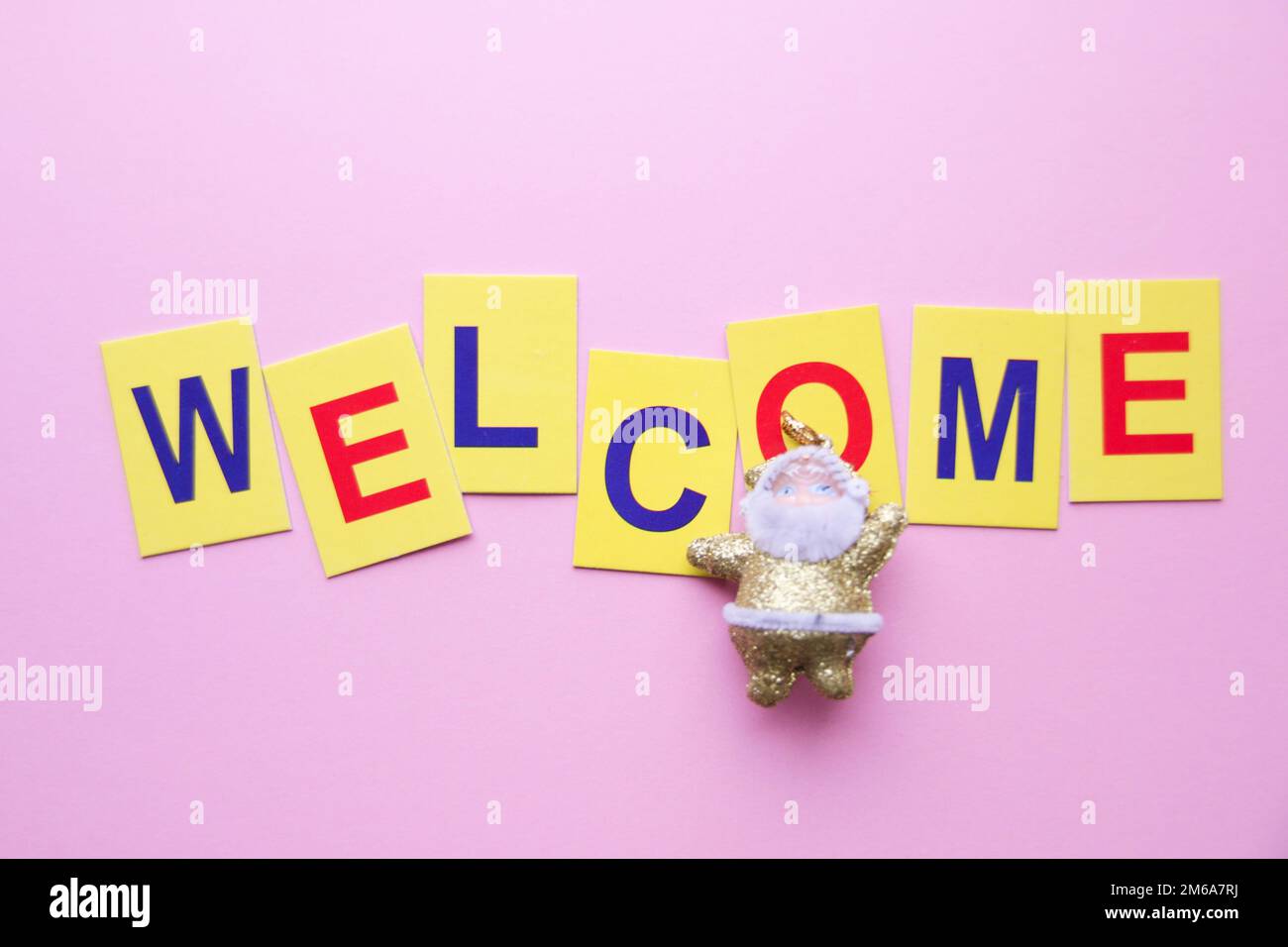 Carte de joyeux Noël. Bienvenue, inscription de cubes jaunes sur une