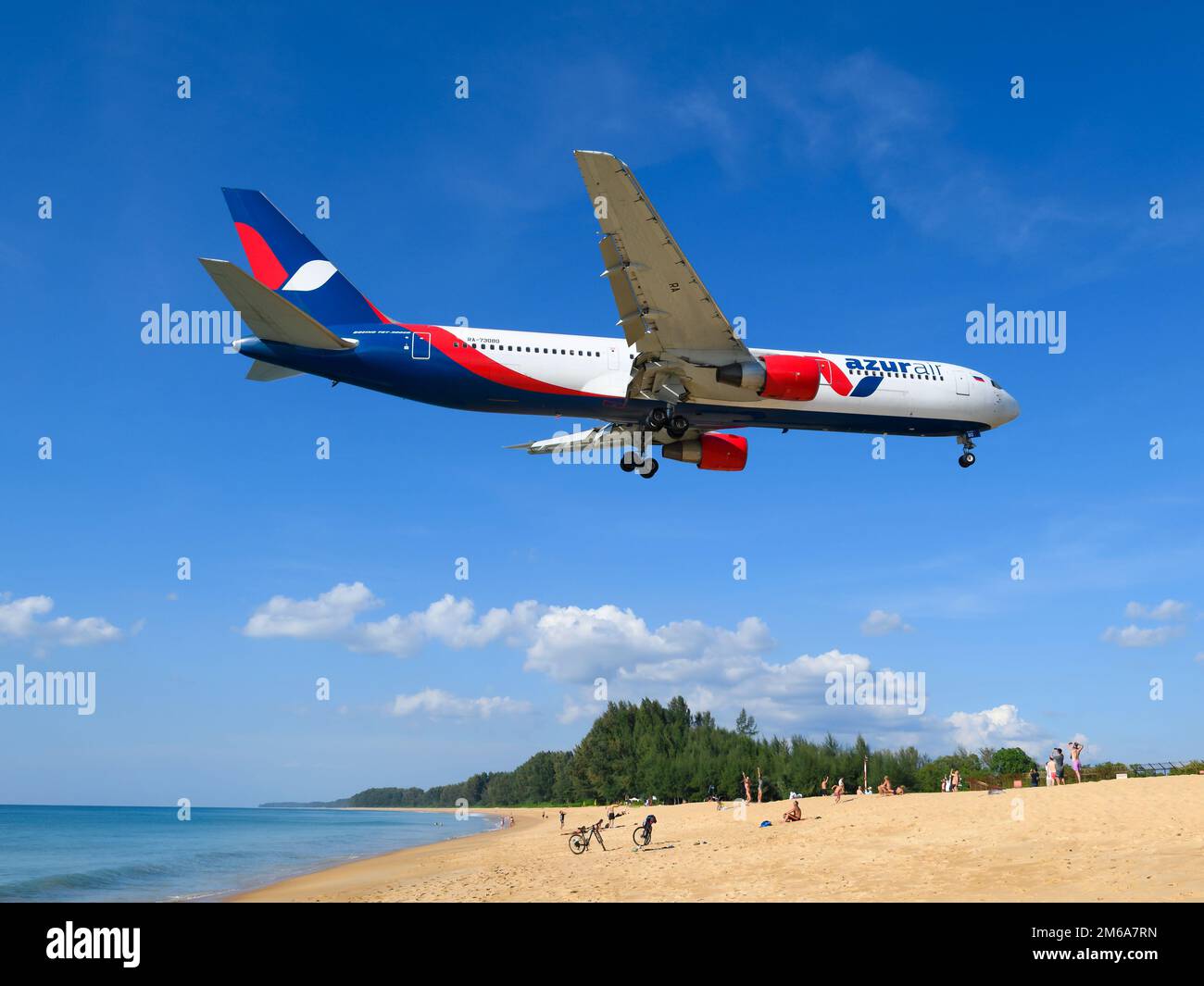 Azur Air Boeing 767 avion au-dessus de la plage de l'aéroport de Phuket. Avion 767-300ER d'AzurAir au-dessus de la plage de Mai Khao. L'avion RA-73080 d'Azur Airlines au-dessus de la plage. Banque D'Images