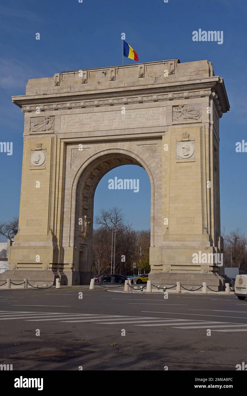 Arcul de TRIUMF, Arche de Triumphal, Bucarest, conçu par Petre Antonescu, commémorant la victoire roumaine en WW1 et le couronnement du roi Ferdinand, Banque D'Images