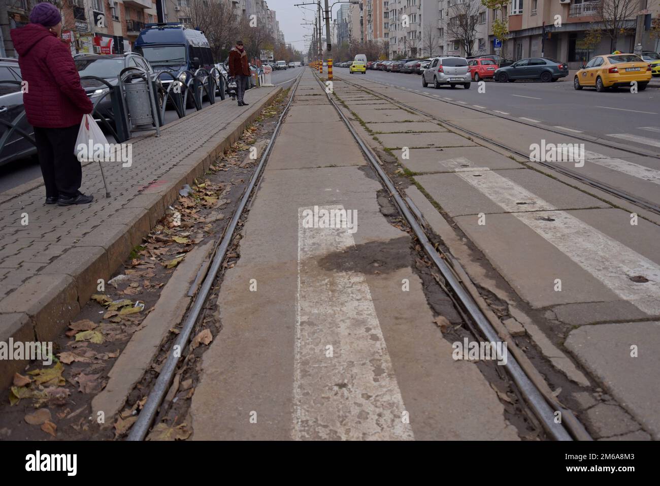 Lignes de tramway très usées et endommagées voie permanente du réseau de tramway de Bucarest, Roumanie Banque D'Images