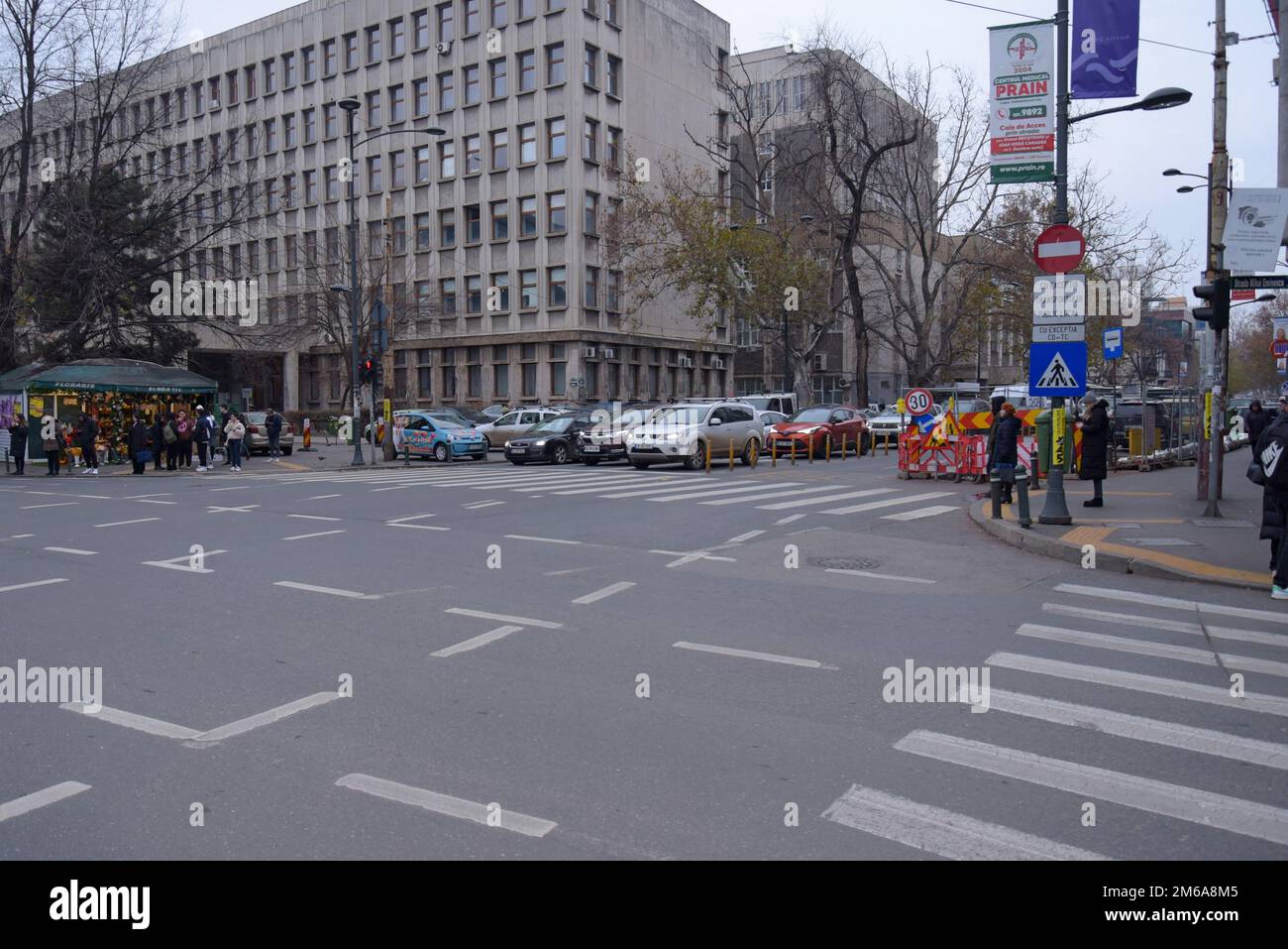 Piétons attendant de traverser une route à Bucarest, Roumanie avec beaucoup de circulation. Il a été noté en 2022 comme l'une des plus mauvaises villes d'Europe pour la congestion Banque D'Images
