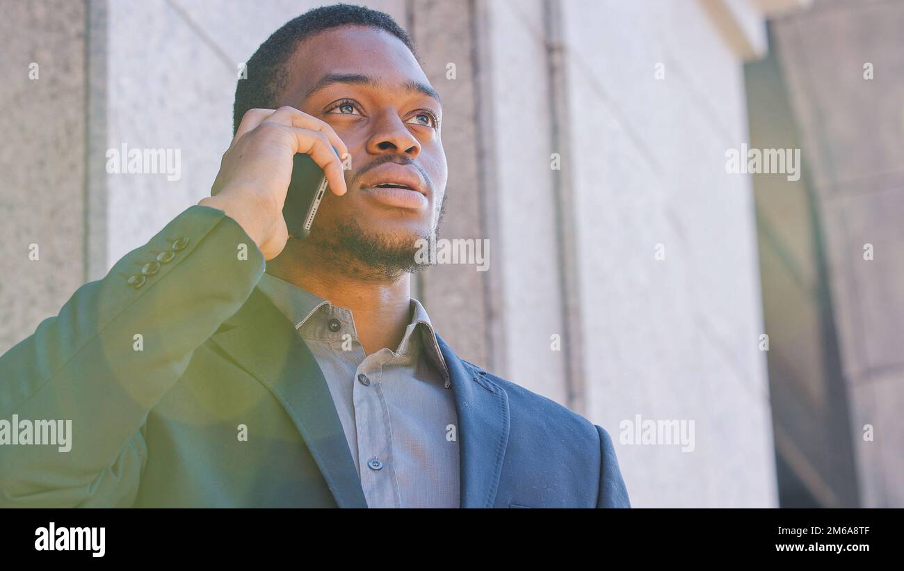African American man sales Manager travailleur entrepreneur avocat vendeur homme homme parlant téléphone mobile sérieux homme d'affaires ethnique faire Banque D'Images