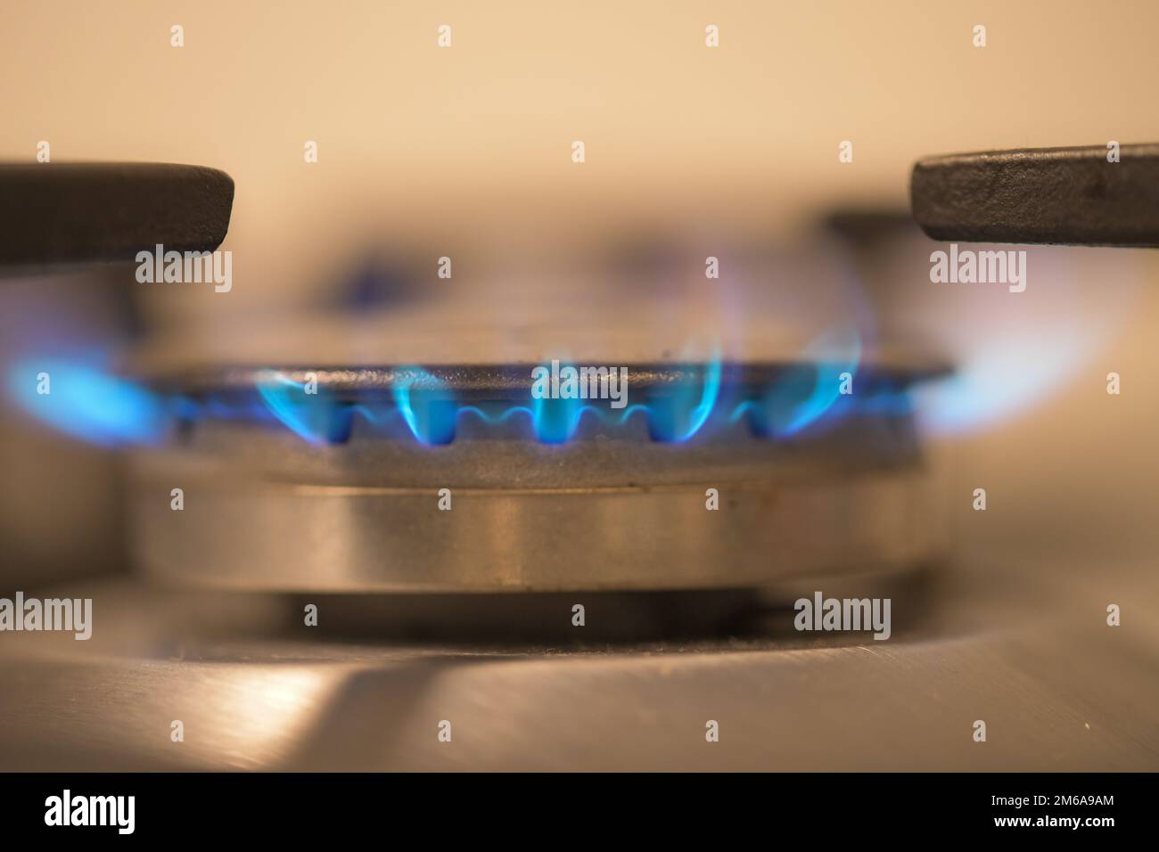 Flamme d'un brûleur à gaz sur une cuisinière de cuisine, combustion de gaz, prix du combustible, crise énergétique, prix élevé du gaz, inflation Banque D'Images
