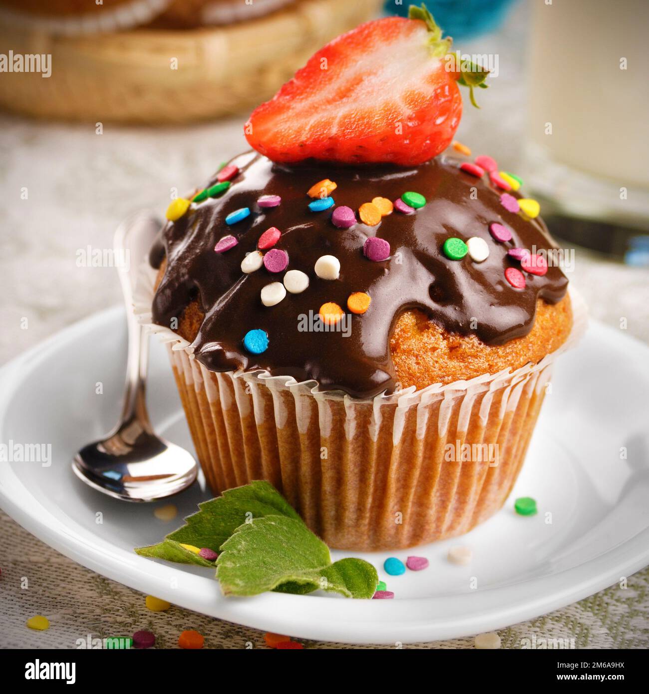 Muffin au chocolat avec sprinkles Banque D'Images