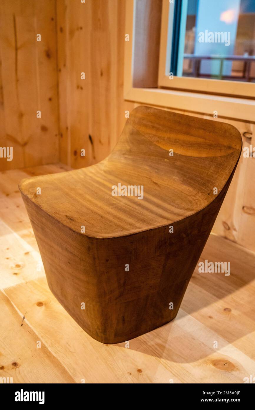 Gros plan sur un tabouret fait à la main de 2011 en zircote Banque D'Images