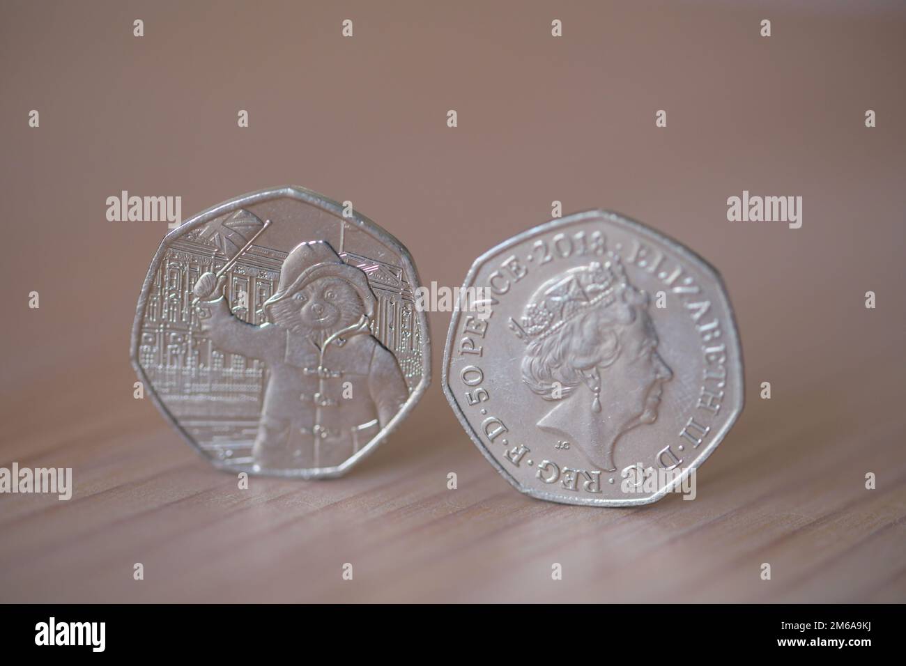 Deux pièces de 50p avec la reine Elizabeth II et l'ours Paddington qui agite un drapeau Banque D'Images