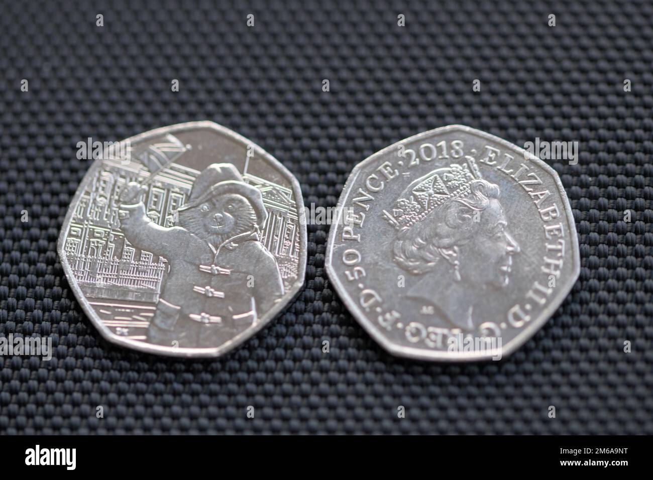 Deux pièces de 50p avec la reine Elizabeth II et l'ours Paddington qui agite un drapeau Banque D'Images