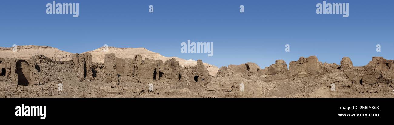 Photo panoramique des murs de l'enceinte à Medinet Habu, Cisjordanie, Louxor, Égypte Banque D'Images