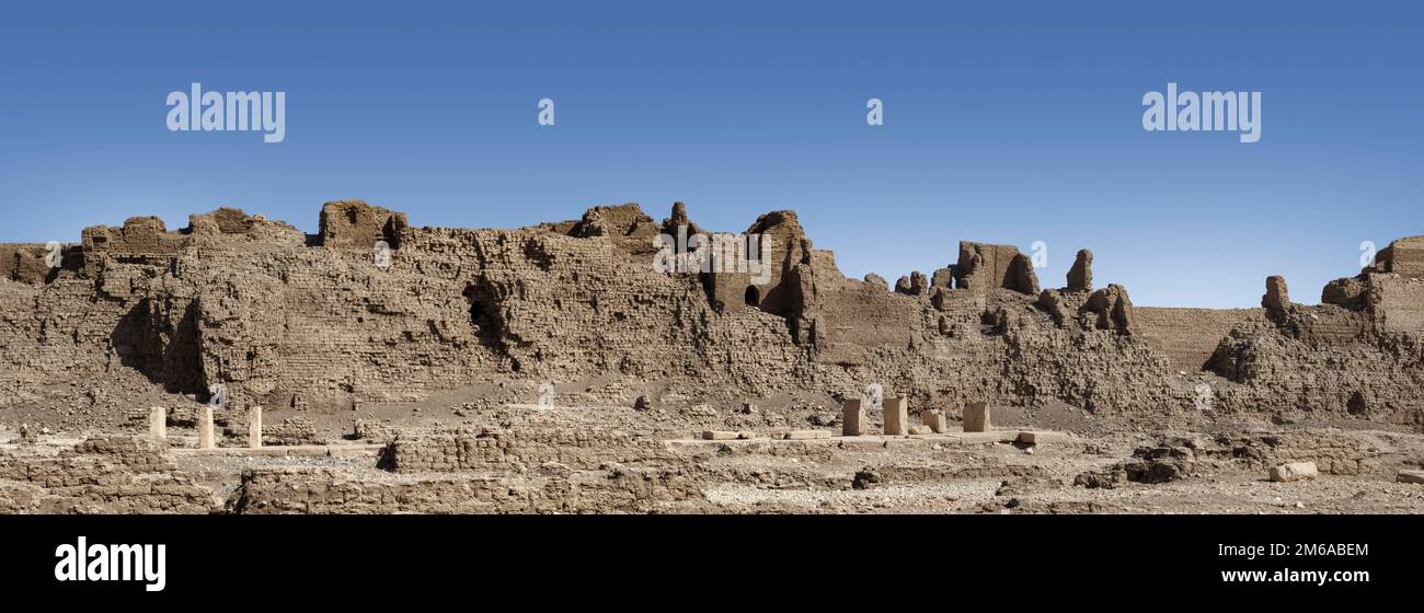 Photo panoramique des murs de l'enceinte à Medinet Habu, Cisjordanie, Louxor, Égypte Banque D'Images