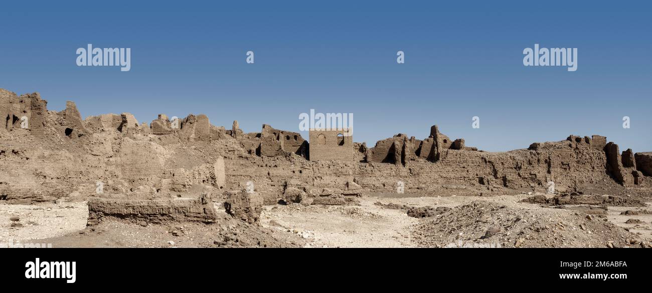 Panorama des murs de l'enceinte à Medinet Habu, Cisjordanie, Louxor, Égypte Banque D'Images