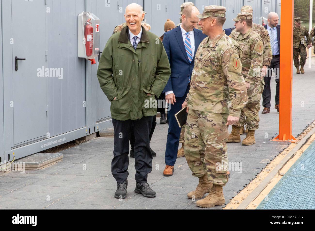 ÉTATS-UNIS Le lieutenant-colonel Paul Godson, commandant du 3rd Bataillon, 66th Armored Regiment, 1st Infantry Division, donne aux États-Unis Le sénateur Rick Scott une tournée lors de sa visite au Camp Herkus près de Pabrade Lituanie, 21 avril 2022. La Division d’infanterie de 1st compte parmi les autres unités affectées au V corps, le corps de déploiement avancé des États-Unis en Europe, qui travaille aux côtés des alliés de l’OTAN et des partenaires de sécurité régionaux pour fournir des forces crédibles au combat ; exécute des exercices d’entraînement conjoints, bilatéraux et multinationaux ; Et assure le commandement et le contrôle des unités de rotation et affectées dans le théâtre européen. Banque D'Images