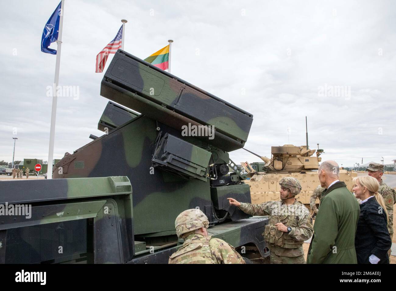 ÉTATS-UNIS Les soldats de l'armée du 3rd Bataillon, 66th Armored Regiment, 1st Infantry Division, montrent les États-Unis Le sénateur Rick Scott leur équipement lors de sa visite au camp Hurkus près de Pabrade, Lituanie 21 avril 2022. La Division d’infanterie de 1st compte parmi les autres unités affectées au V corps, le corps de déploiement avancé des États-Unis en Europe, qui travaille aux côtés des alliés de l’OTAN et des partenaires de sécurité régionaux pour fournir des forces crédibles au combat ; exécute des exercices d’entraînement conjoints, bilatéraux et multinationaux ; Et assure le commandement et le contrôle des unités de rotation et affectées dans le théâtre européen. Banque D'Images