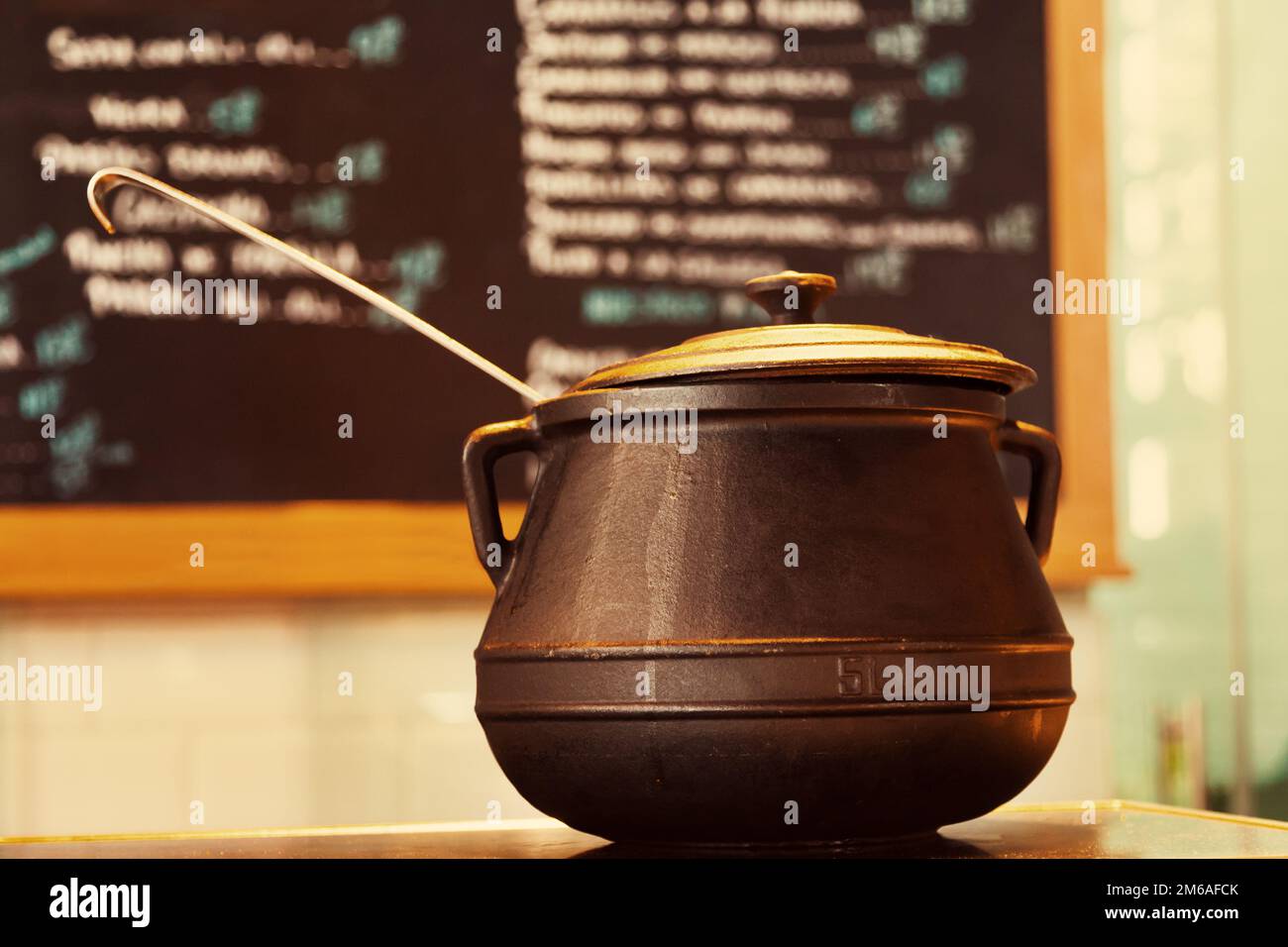 Repasser le Cauldron dans un restaurant traditionnel Banque D'Images