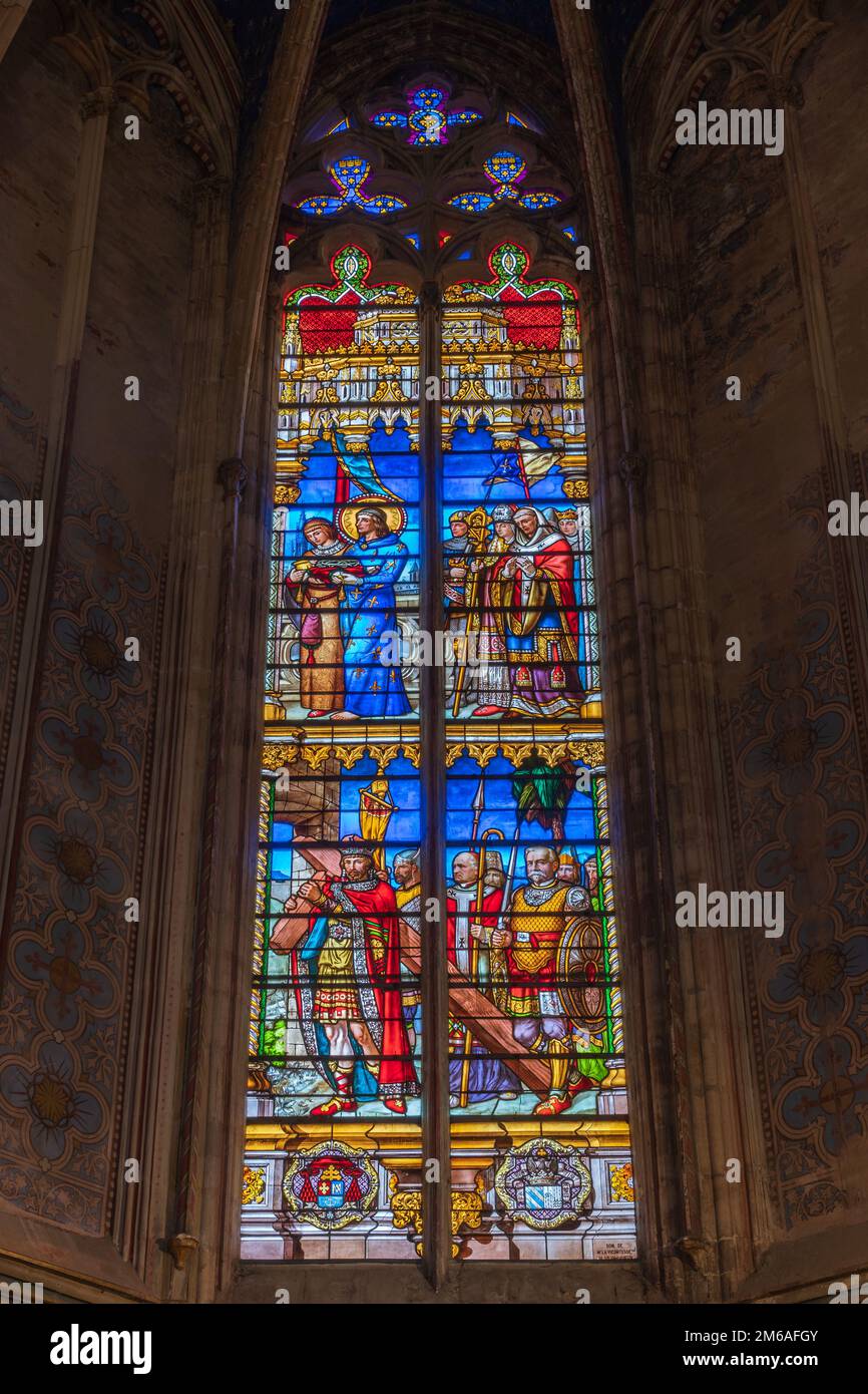 Toulouse, France - 12 22 2022 : vue verticale de vitraux colorés à l'intérieur de la chapelle du monument historique St Etienne ou de la cathédrale St Stephen Banque D'Images