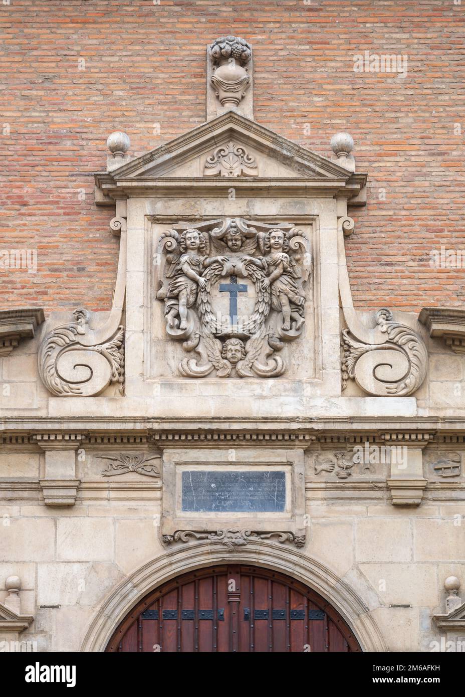 Vue sur l'ancienne sculpture en pierre avec croix et chérubins au-dessus de la porte d'entrée de l'ancien couvent Augustinien alias Musée des Augustins, Toulouse, France Banque D'Images