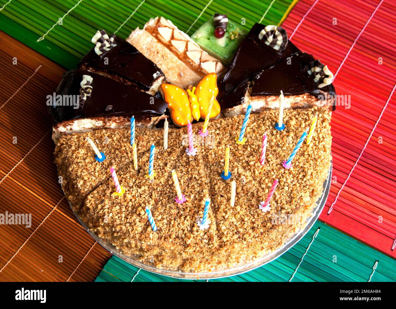 Divers morceaux de gâteau avec des bougies pour celebratio Banque D'Images