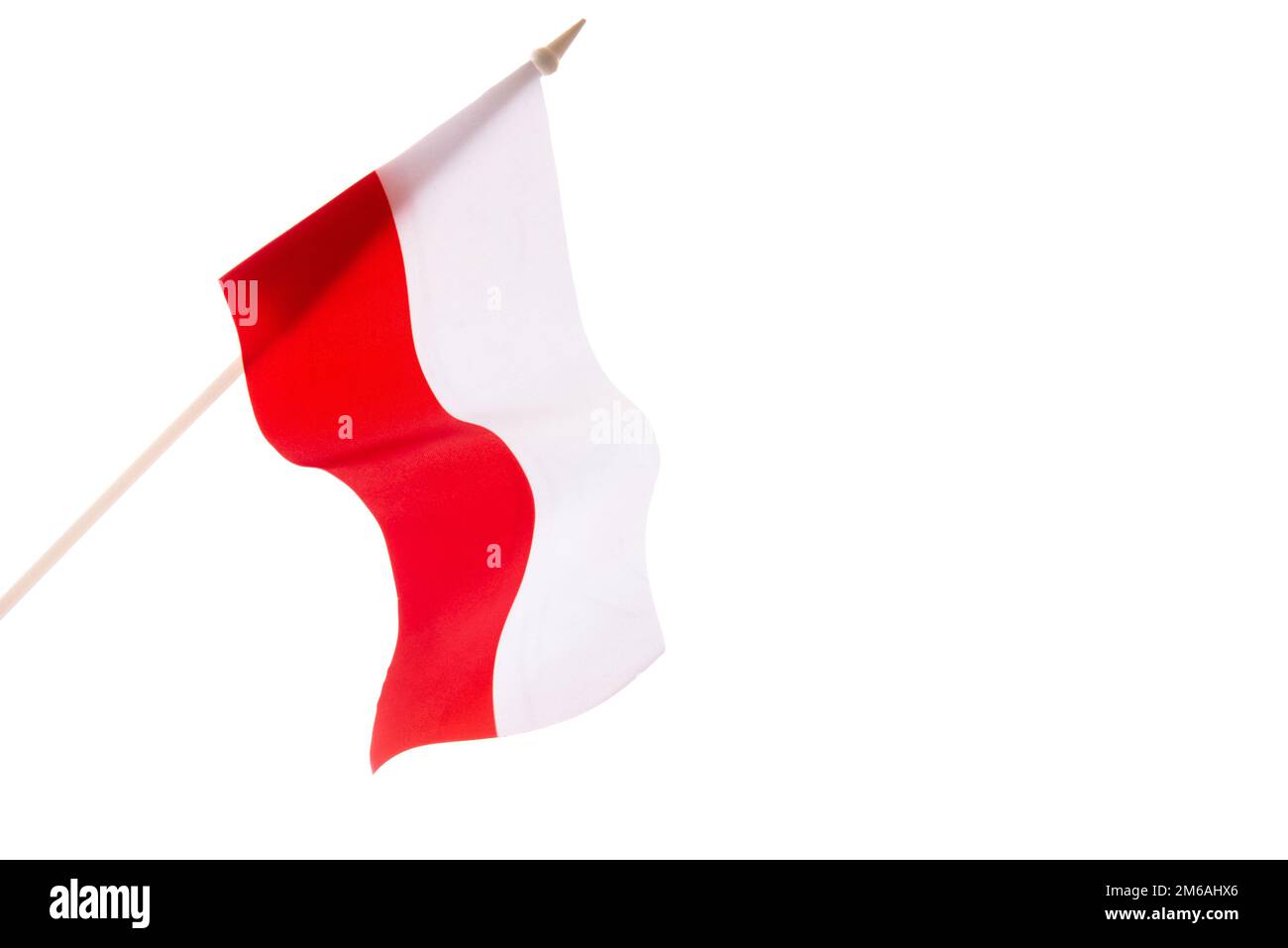 Le drapeau de la Pologne vole dans le vent. Sur un arrière-plan noir, l'isolat. Banque D'Images