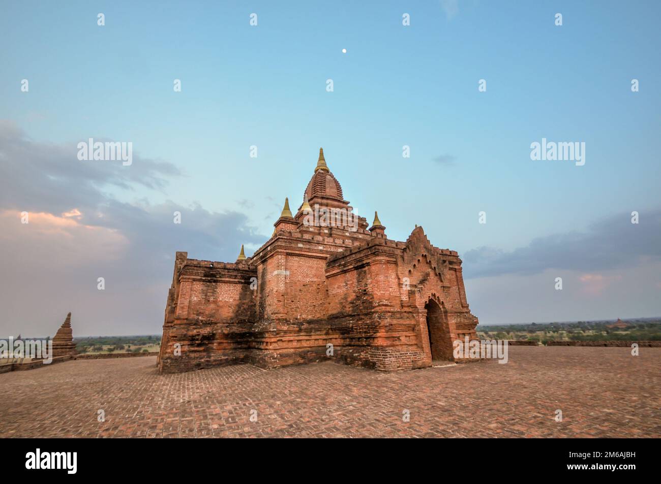 Ancien temple de Bagan après le coucher du soleil, Myanmar Banque D'Images