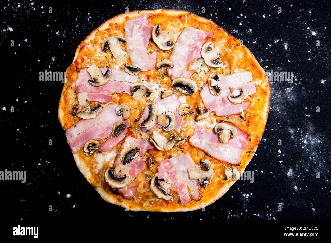 Pizza au bacon. Pizza napolitaine avec sauce tomate, fromage, jambon et champignons. Authentique recette italienne. Banque D'Images