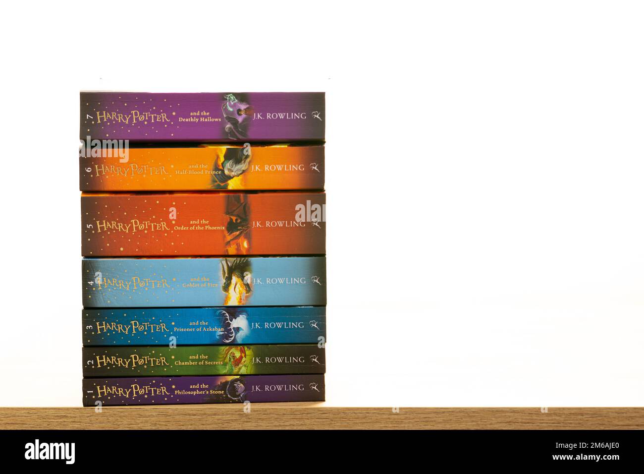 Harry Potter tous les livres. Toutes les parties des livres Harry Potter. Livres Harry potter sur fond blanc. Banque D'Images