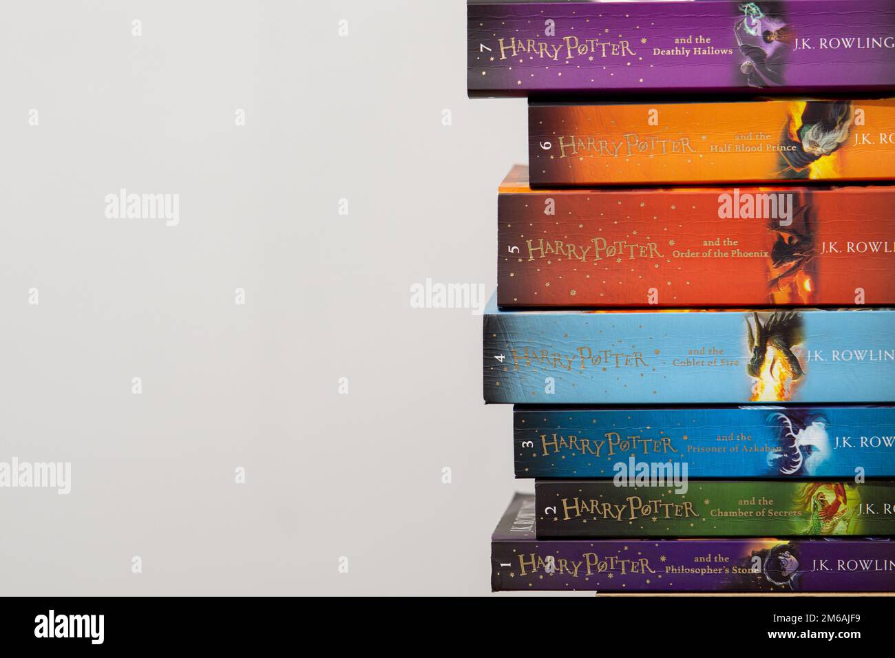 Harry Potter tous les livres. Toutes les parties des livres Harry Potter. Livres Harry potter sur fond blanc. Banque D'Images
