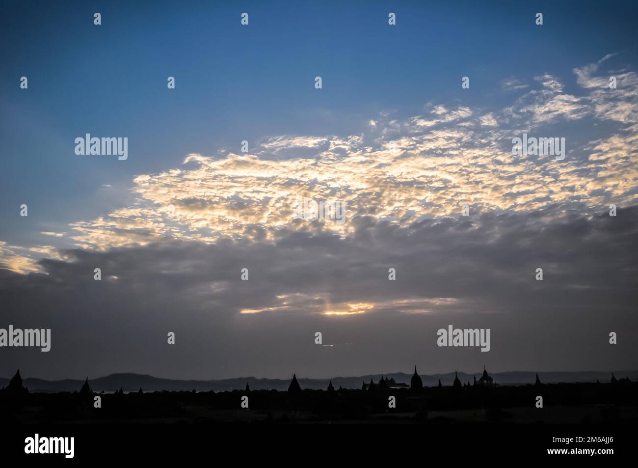 Ancien temple de Bagan après le coucher du soleil, Myanmar Banque D'Images