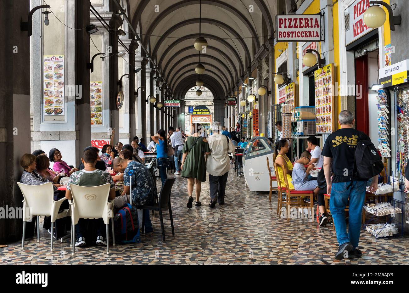 Rome, Italie, Europe: Touristes déjeunant et marchant sous les arcades de la via Giovanni Giolitti près de la gare Roma Termini Banque D'Images