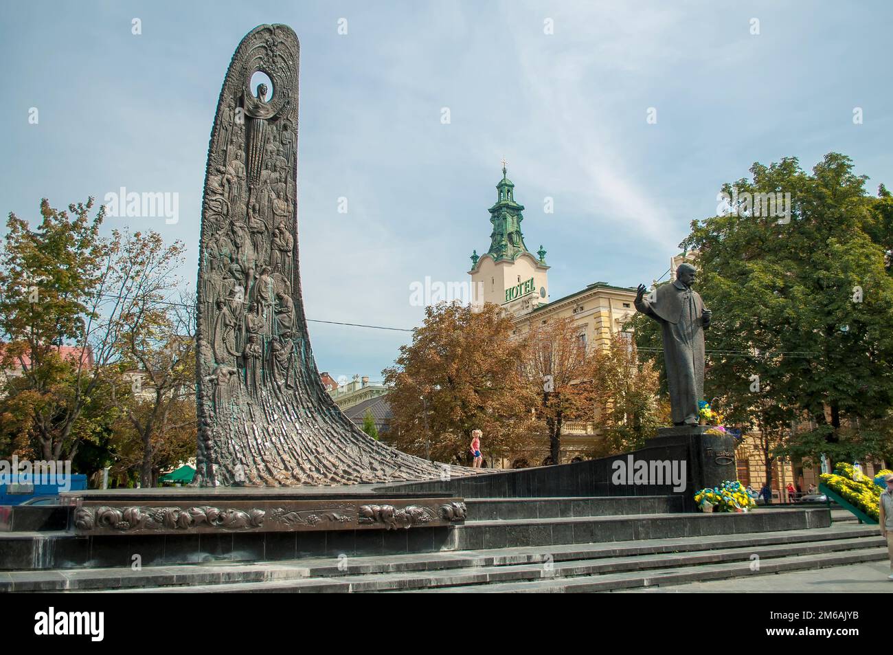 Lviv, Ukraine. 02 septembre 2014 Monument à Shevchenko à Lviv avec des fleurs pliées. Stela dépeignant des événements historiques en Ukraine. Banque D'Images
