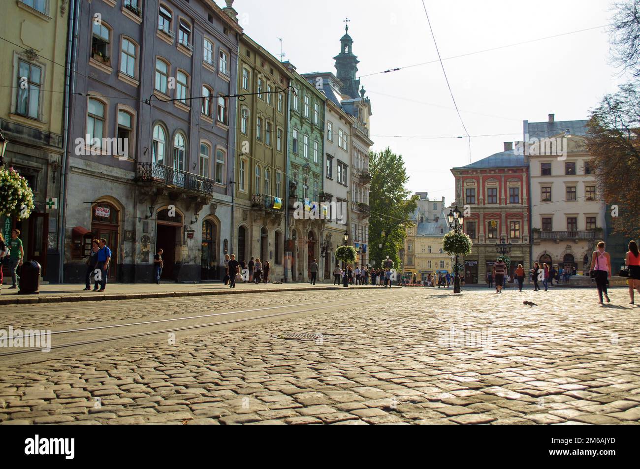 Lviv, Ukraine. Place Rynok 02 septembre 2014 près de la vieille ville. Les touristes se promènaient dans le centre de la ville. Tramways et vieux pavés. Banque D'Images