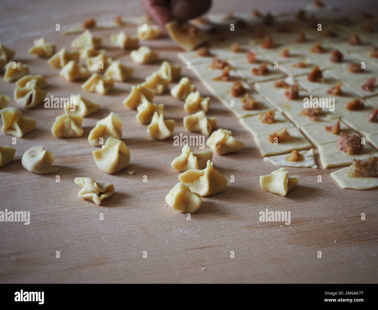 Faire la cuisine traditionnelle turque Mantı. Raviolis turcs crus faits à la main (manti). Boulettes maison de cuisine turque. Banque D'Images